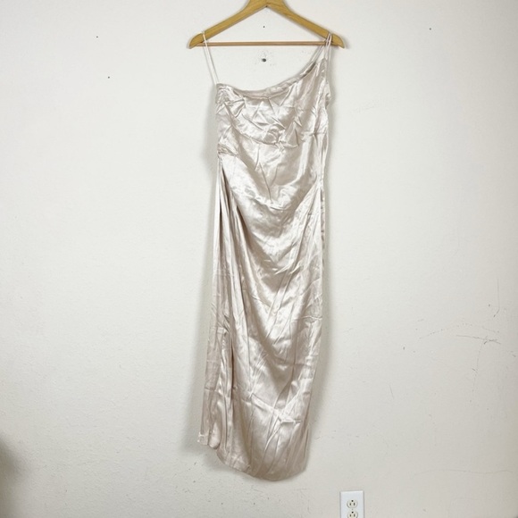 Gorgeous! Petal & Pup Tienna One Shoulder
Midi Dress - Picture 3 of 5